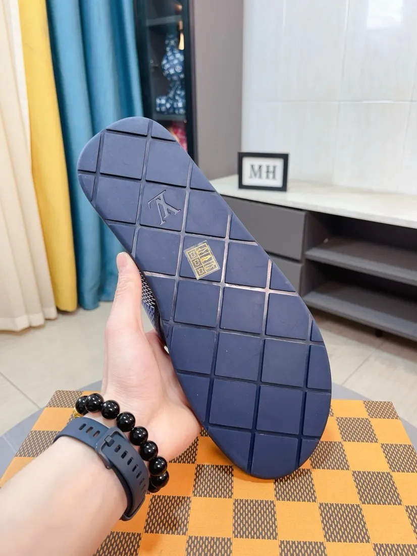 Men's shoes 💰340🌹🌹 (lv-Louis Vuitton) New men's slippers, high-end boutique, exquisite embossed logo decoration on the upper, fine workmanship, super soft soles, casual, loose and comfortable, a must-have in summer! \nsize：38-44